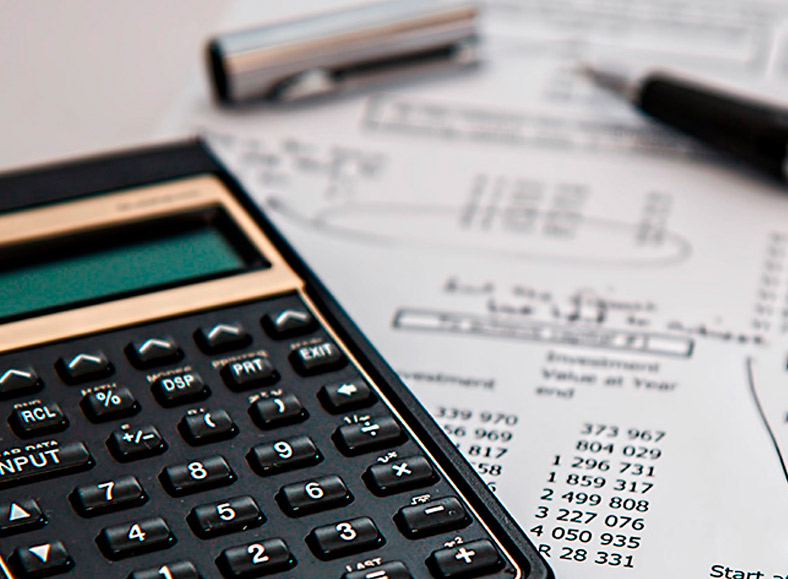 calculadora,-caneta-em-cima-de-papel