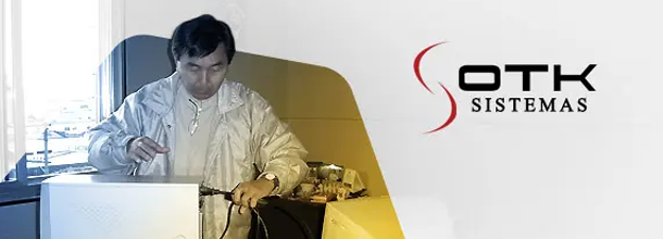 Fundador trabalhando em equipamento de tecnologia da OTK Sistemas 