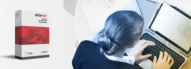 Caixa do software AfixPat de controle patrimonial ao lado de profissional usando notebook no lançamento do AfixPat