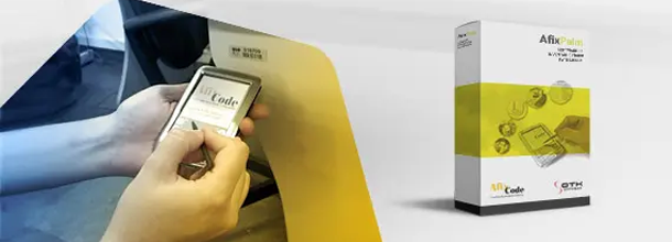 Profissional utilizando coletor de dados para controle patrimonial ao lado da caixa do software no lançamento do AfixPalm