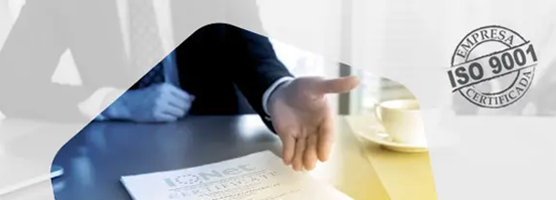 Apresentação do contrato ao lado de selo empresa certificada ISO 9001:2000 representando conquista da certificação