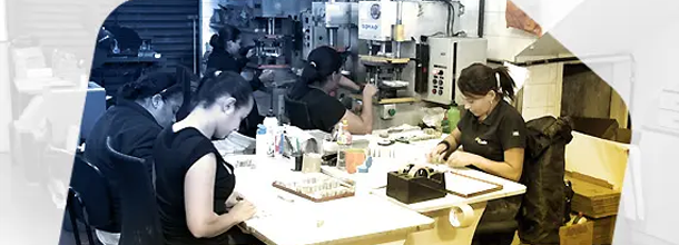 Equipe trabalhando na produção industrial de etiquetas e componentes no período da fundação da AfixGraf