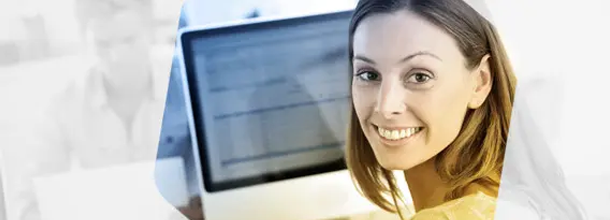 Profissional utilizando sistema de controle patrimonial em computador no lançamento do AfixWeb