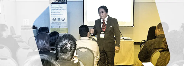 Palestrante apresentando treinamento para profissionais em auditório no lançamento da área de cursos corporativos