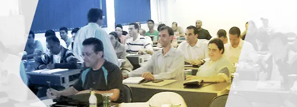 Profissionais participando de treinamento corporativo em sala de aula voltado ao desenvolvimento profissional
