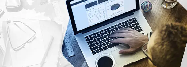 Profissional utilizando notebook com sistema de gestão e análise de dados no lançamento do AfixBase