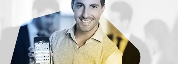 Profissional exibindo aplicativo de inventário patrimonial no smartphone com a chegada do AfixInv ao Android