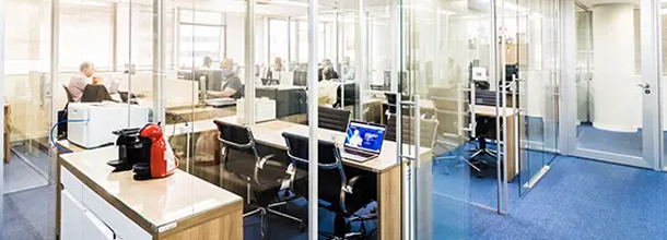 Escritório moderno com salas de vidro e estações de trabalho na nova sede da Afixcode