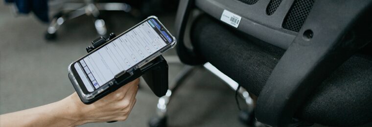 Leitura de etiqueta com leitor de código de barras e celular durante processo de inventário patrimonial