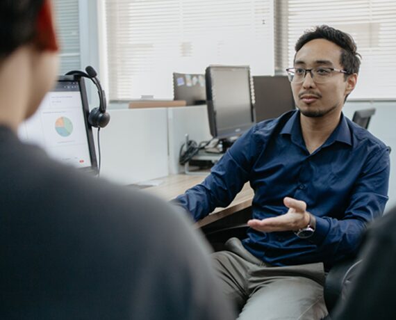 Profissional em escritório analisando dados em computador durante planejamento de inventário patrimonial