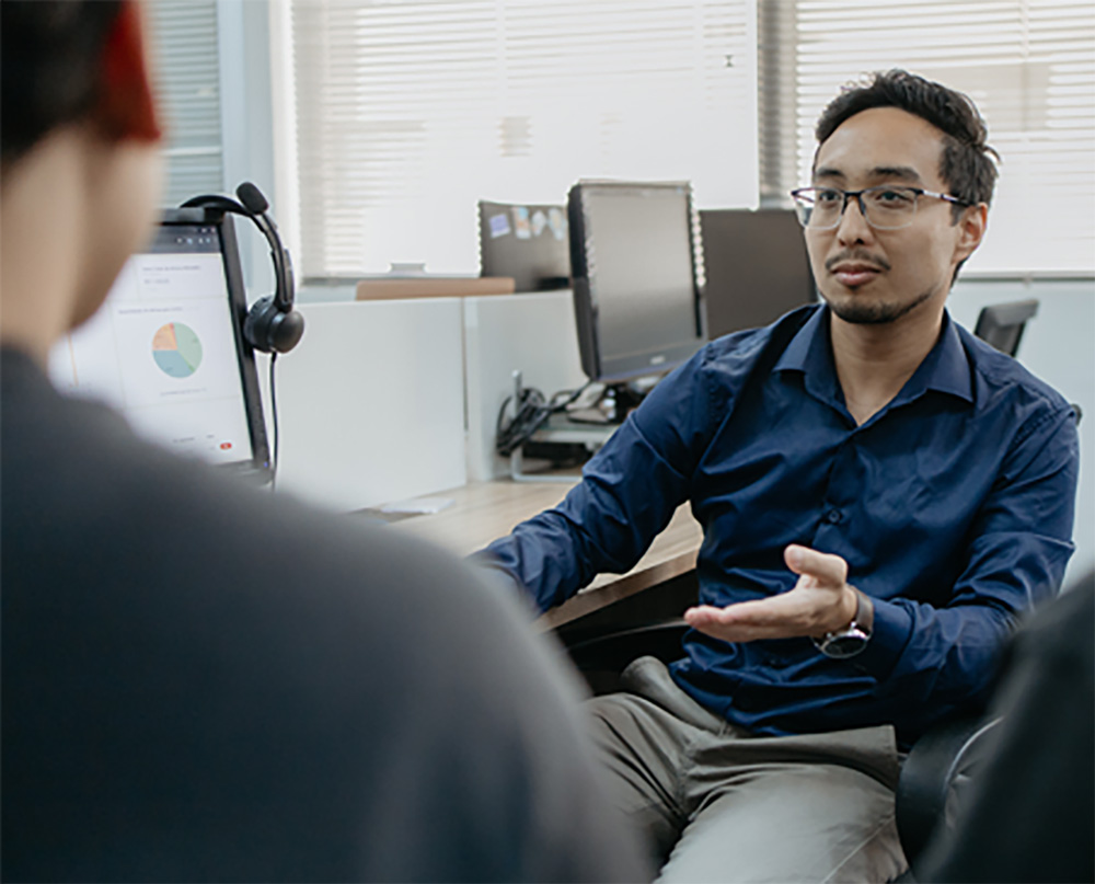 Profissionais em escritório analisando dados em computador durante planejamento de inventário patrimonial