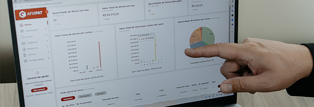 Profissional realizando a atualização do Sistema de Patrimônio - etapa do serviço de Consultoria de Gestão do Imobilizado da Afixcode