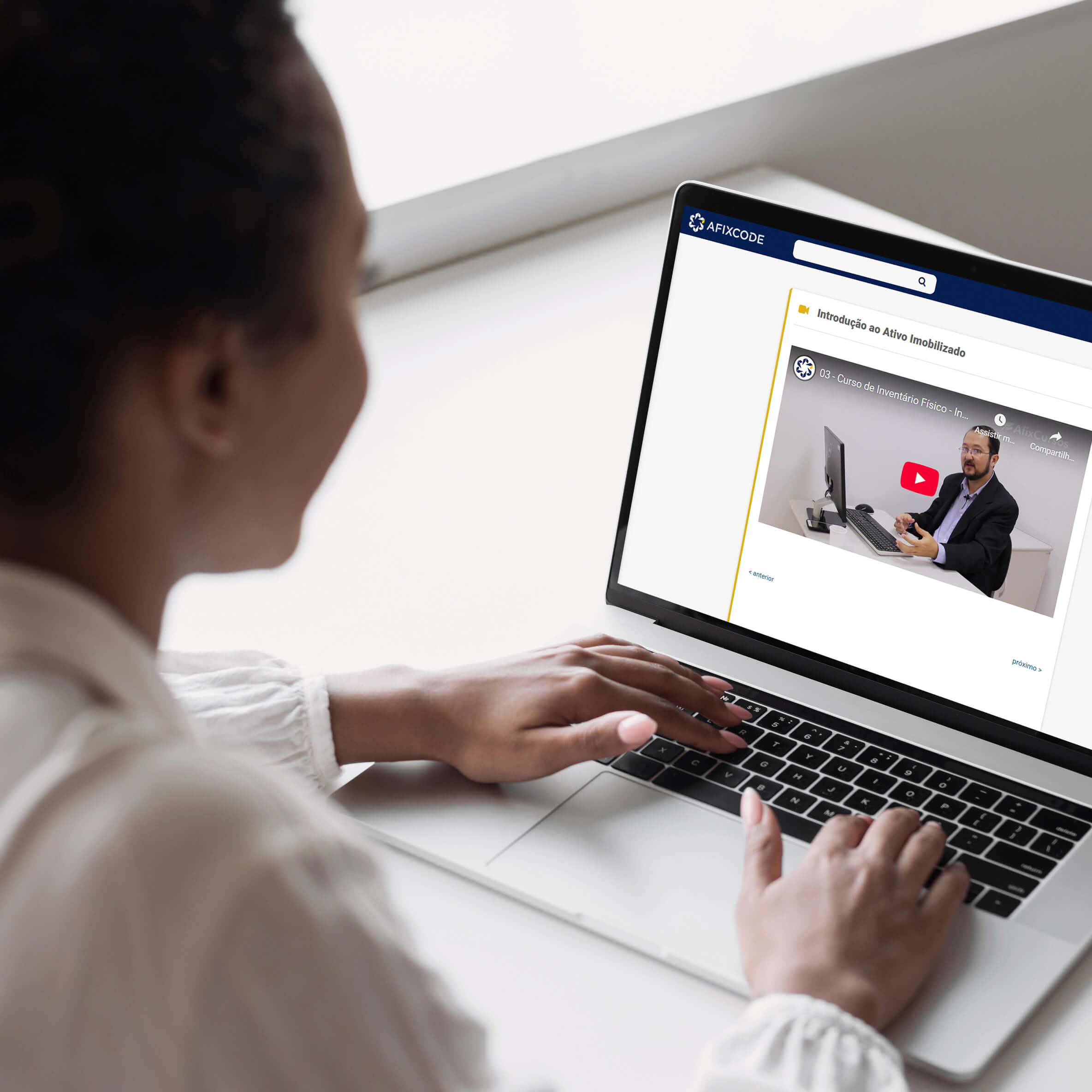 Profissional utilizando notebook com plataforma educacional da Afixcode sobre ativo imobilizado e soluções administrativas