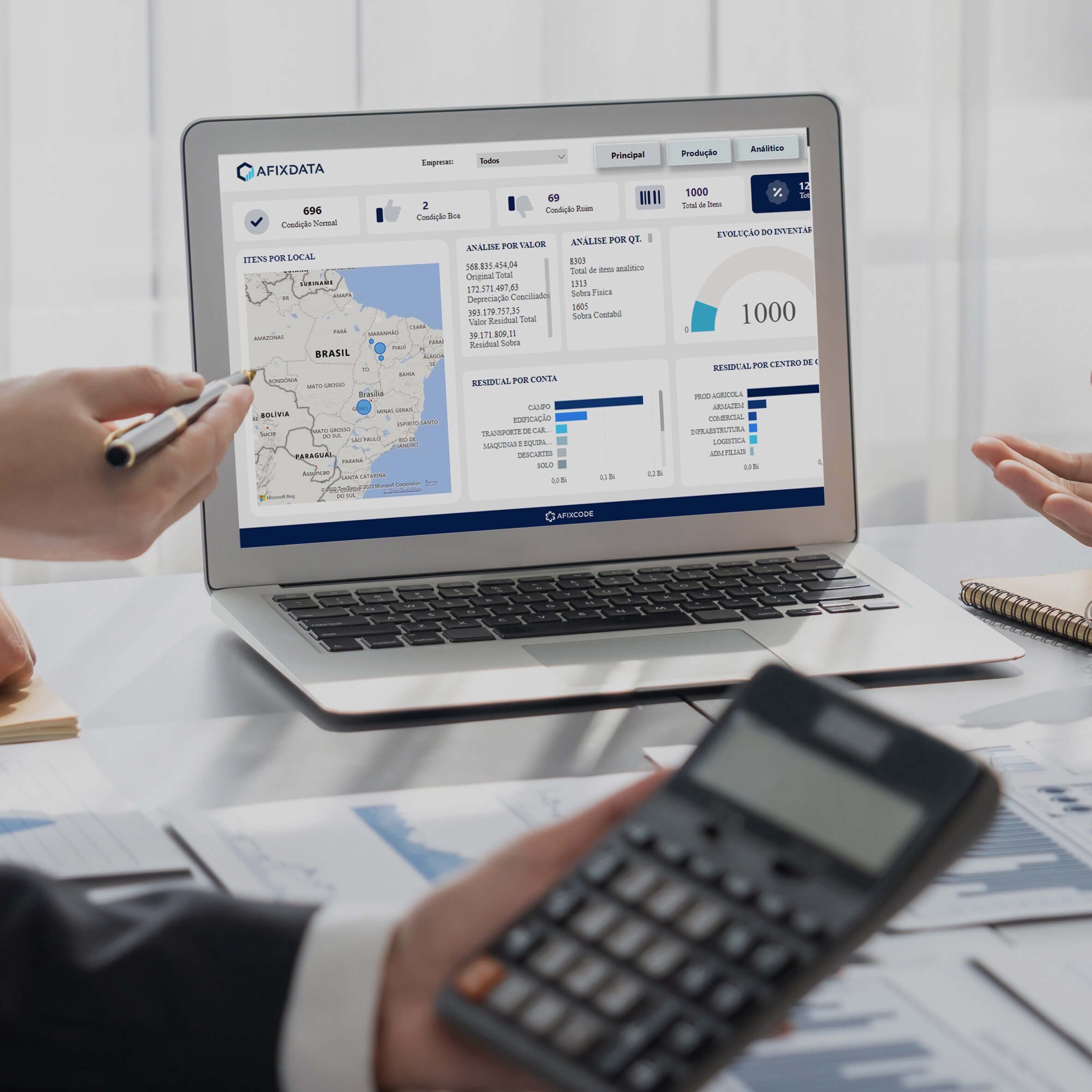 Dashboard do AfixData em notebook exibindo análise de inventário patrimonial, mapa de ativos e indicadores de controle