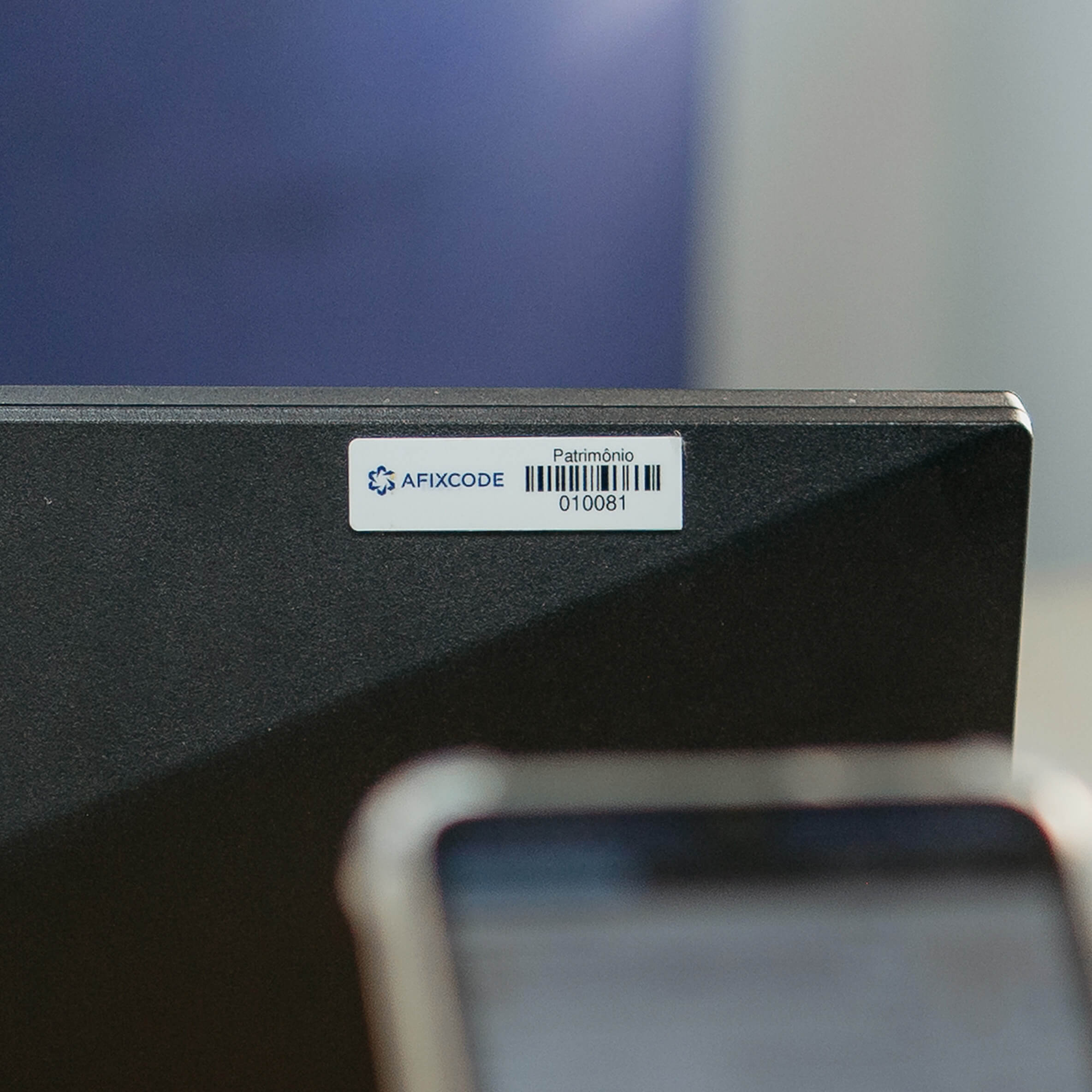 Etiqueta patrimonial Afixcode com código de barras aplicada em equipamento para identificação de ativos com soluções RFID
