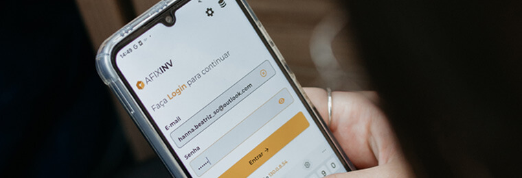 Aplicativo AfixInv em smartphone utilizado para coleta de dados e atualização automática do ERP via API no inventário patrimonial