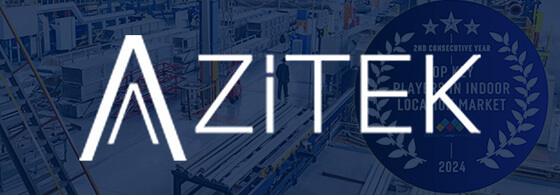 Logotipo Azitek sobre ambiente industrial com equipamentos de produção e selo de reconhecimento
