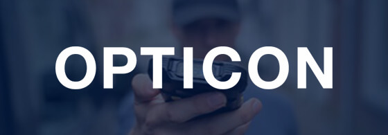 Logotipo Opticon sobre profissional utilizando leitor de código de barras em ambiente operacional