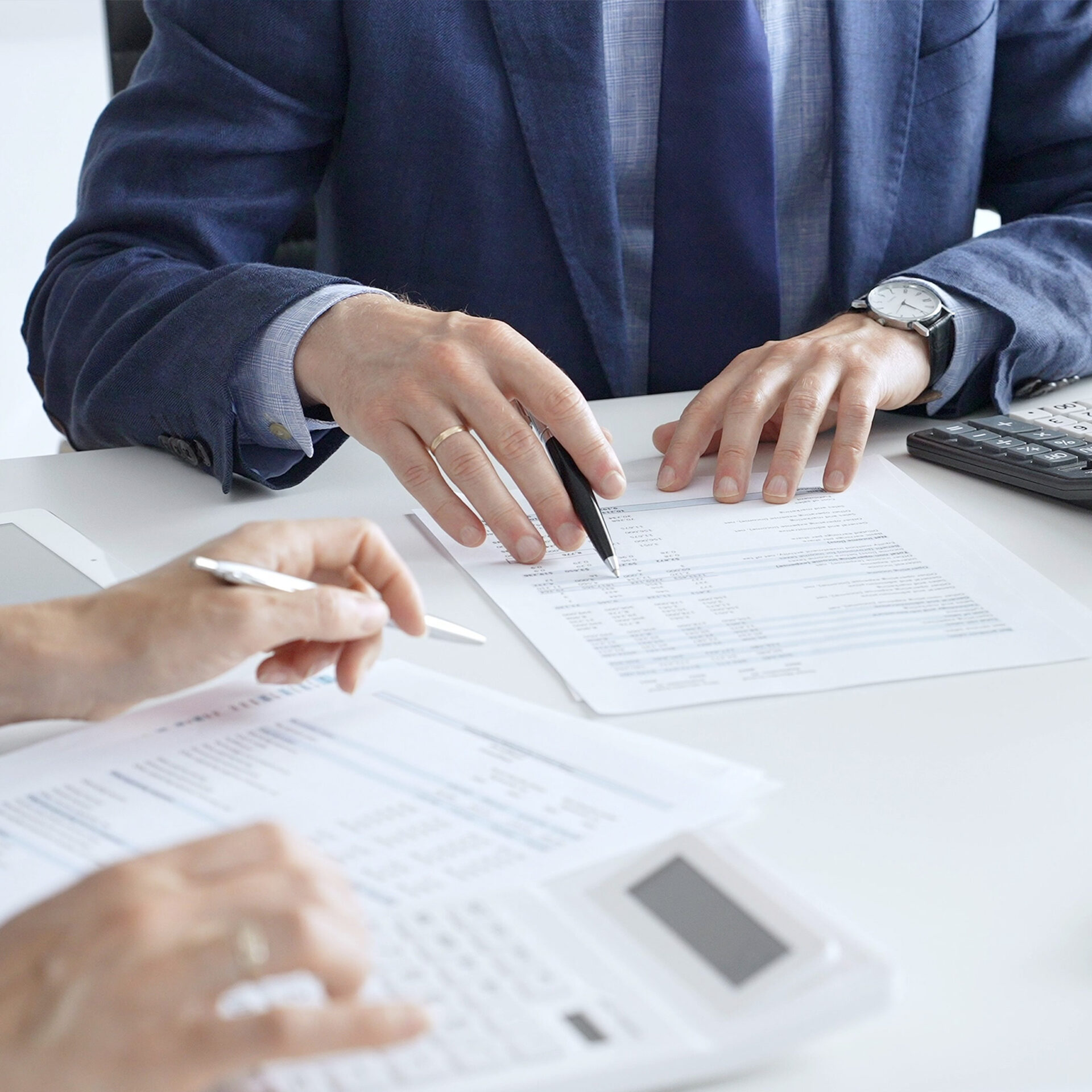 Oi Chat, bom dia!  Hoje eu preciso criar as alt tags das imagens do site.  Alt tags são focadas em descrever o conteúdo da imagem com precisão. Observações importantes: 1) Deve ter menos de 125 caracteres - obrigatoriamente;  2) ser contextual e útil para SEO e leitores de telas; 3) seja descritivo e específico - descreva o que está na foto, não apenas o tema geral;  4) evite repetições: não use termos como "imagem de" ou "foto de", comece descrevendo o assunto diretamente;  5) utilize as palavras-chaves do texto que irei de passar e cada imagem.   6) seja fiel ao que realmente aparece na imagem  Material:  Palavra-chave: avaliação de marcas  Imagem: 